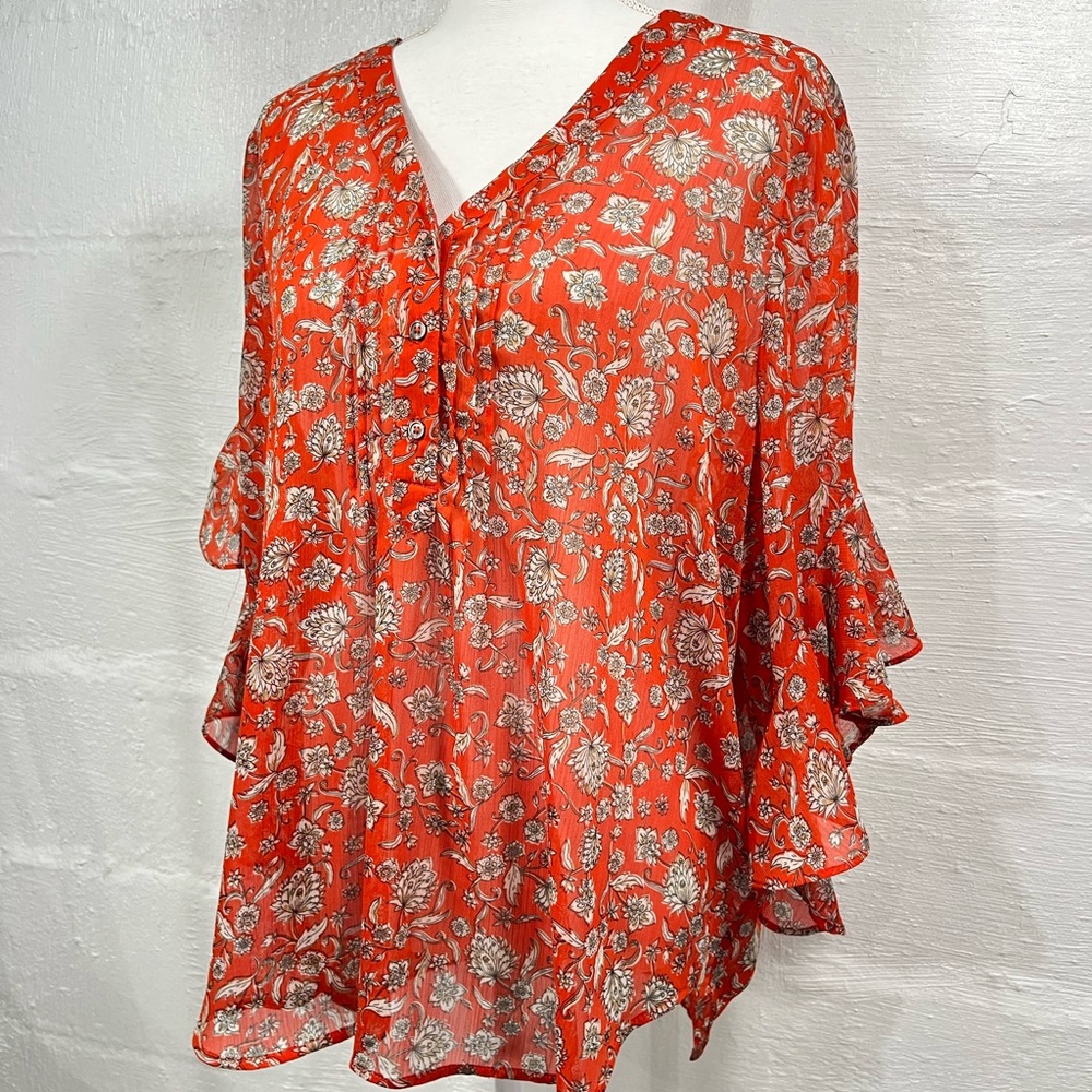 VINCE CAMUTO FLORAL FLUTTER SLEEVE TOP - Picture 12 of 16